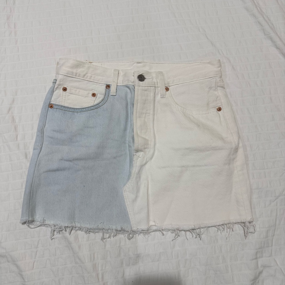 Levi’s Two-Tone White & Blue Denim Mini Skirt Size 28